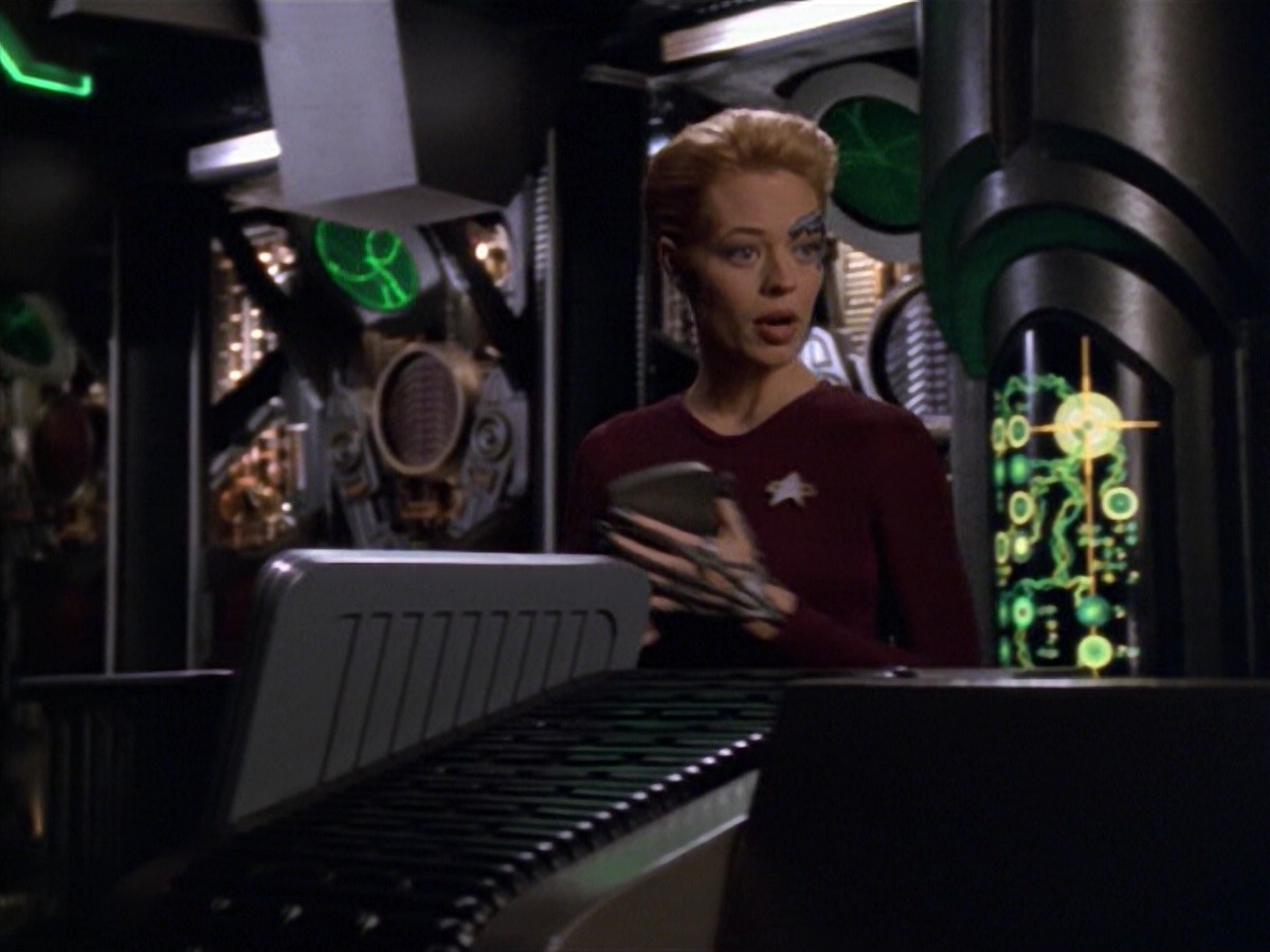 ariane179254_StarTrekVoyager_5x15_5x16_DarkFrontier_2197.jpg