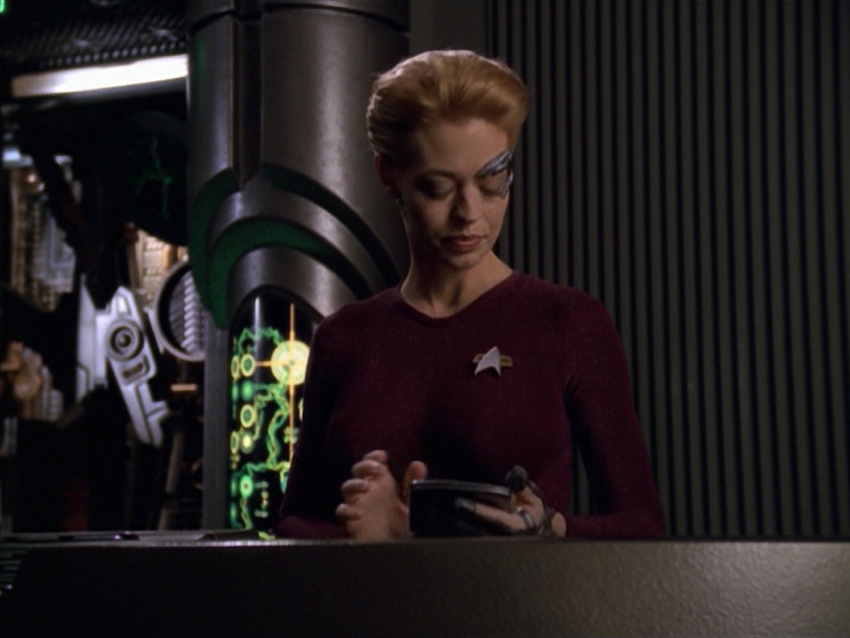 ariane179254_StarTrekVoyager_5x15_5x16_DarkFrontier_2224.jpg