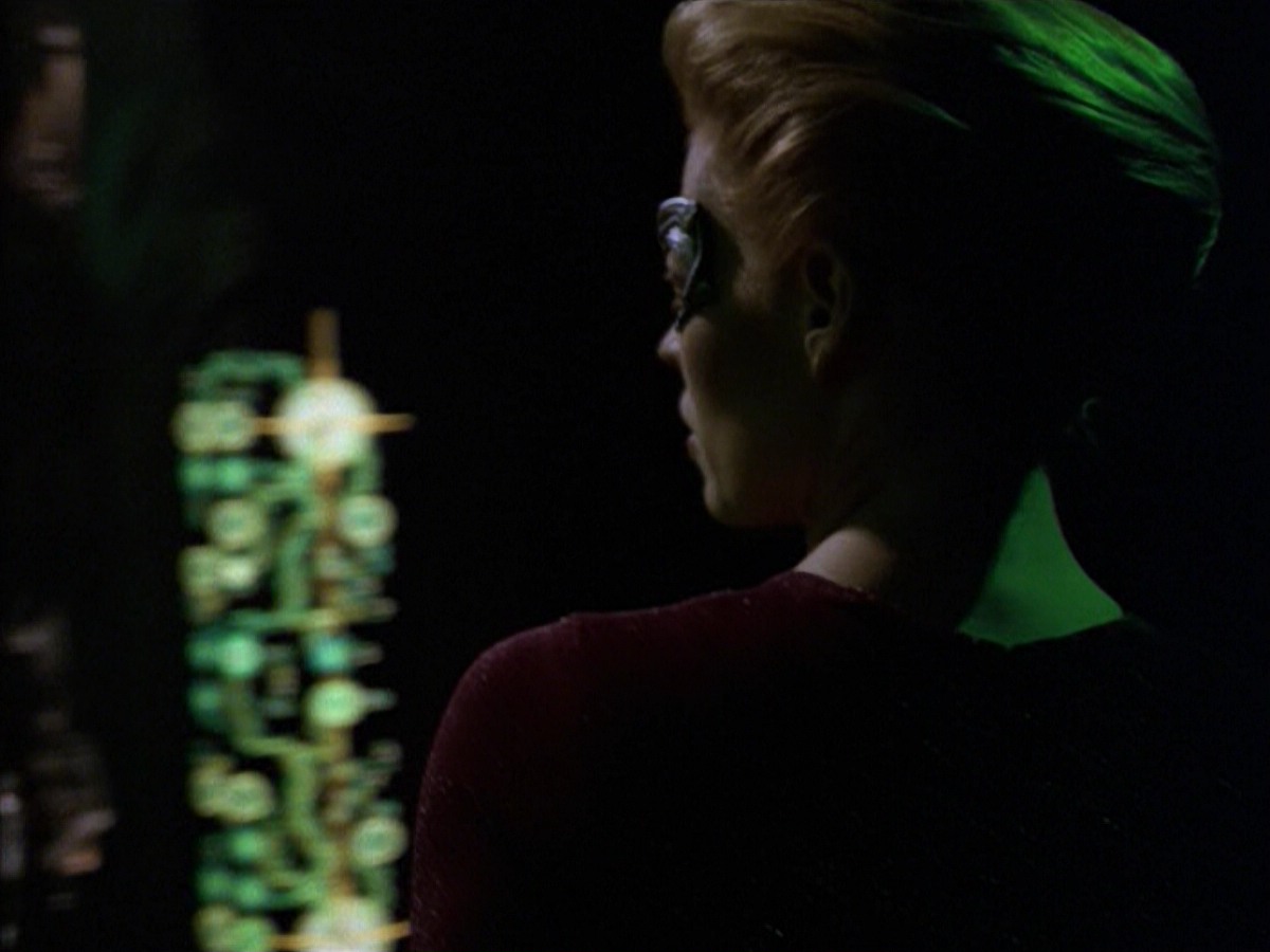 ariane179254_StarTrekVoyager_5x15_5x16_DarkFrontier_2333.jpg