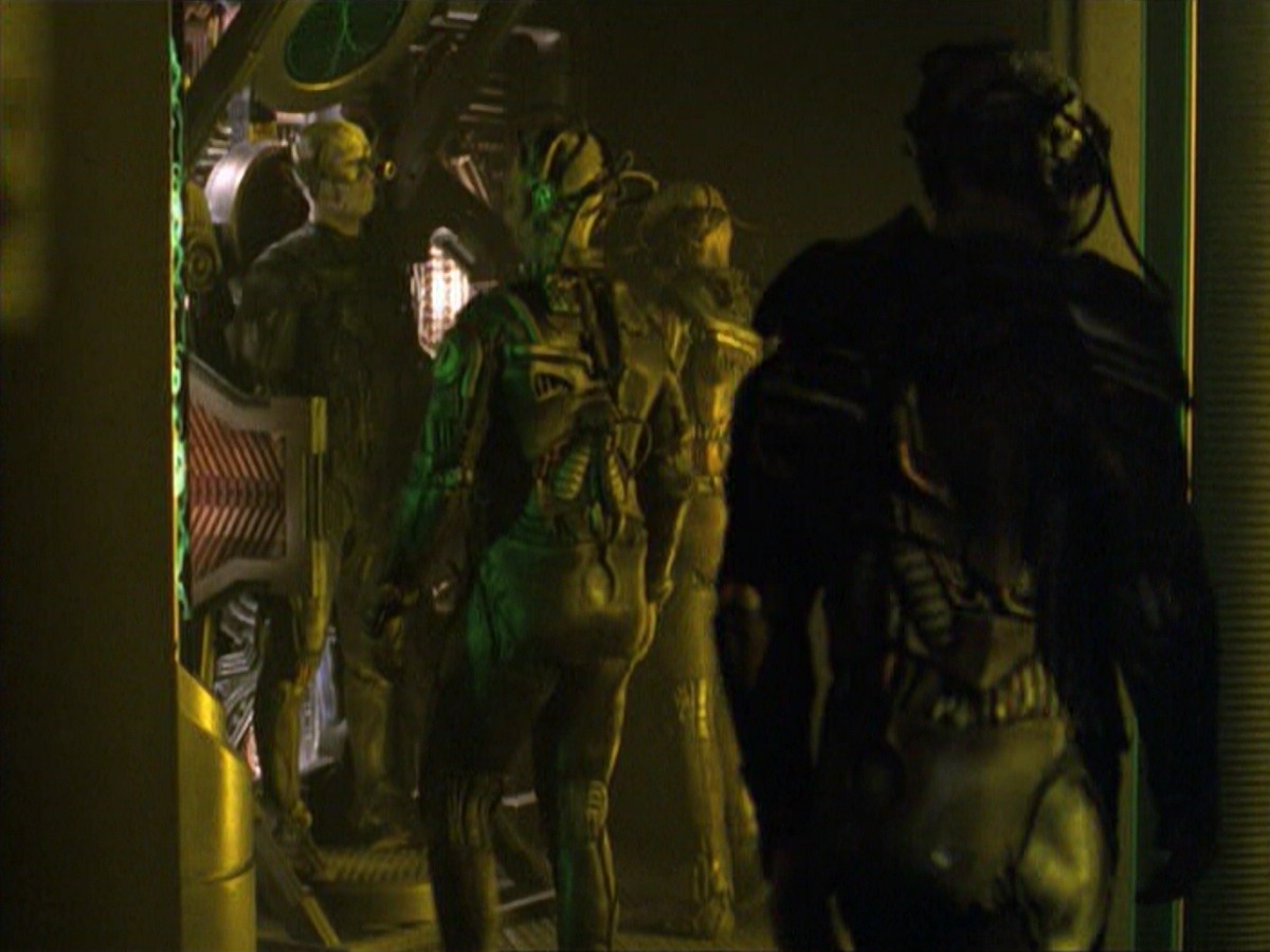 ariane179254_StarTrekVoyager_5x15_5x16_DarkFrontier_2496.jpg