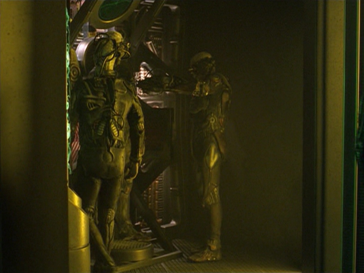 ariane179254_StarTrekVoyager_5x15_5x16_DarkFrontier_2498.jpg
