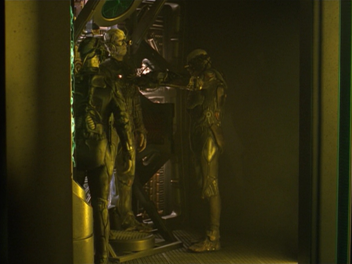 ariane179254_StarTrekVoyager_5x15_5x16_DarkFrontier_2499.jpg