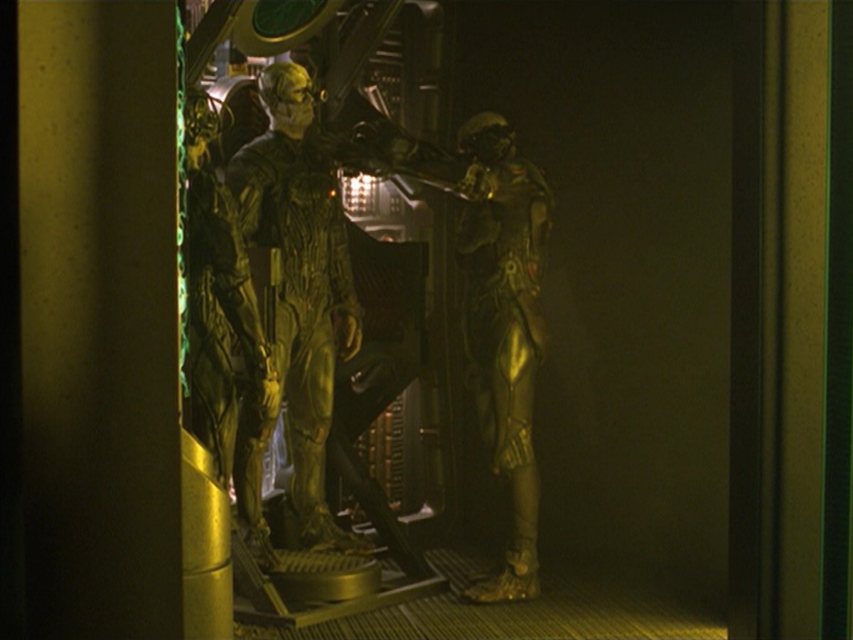 ariane179254_StarTrekVoyager_5x15_5x16_DarkFrontier_2511.jpg