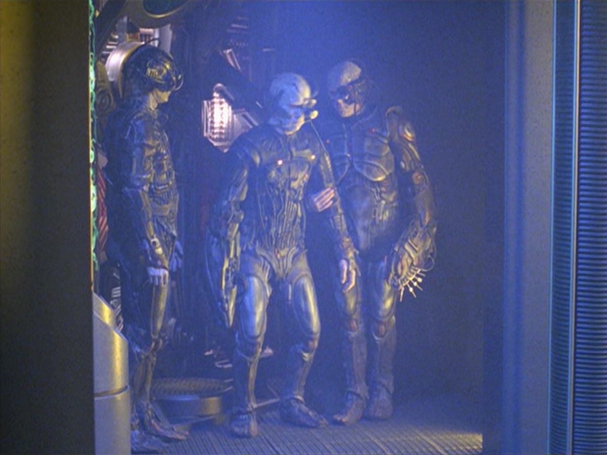 ariane179254_StarTrekVoyager_5x15_5x16_DarkFrontier_2523.jpg