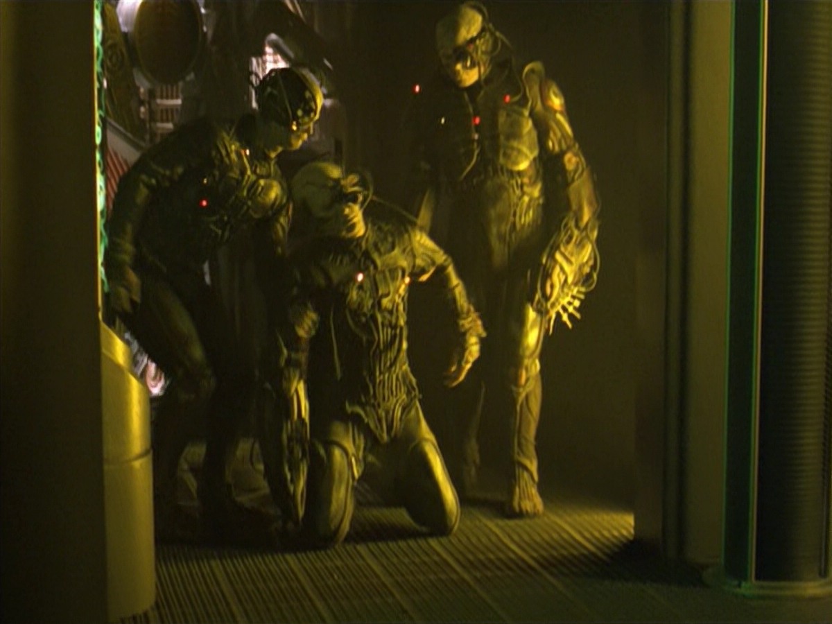 ariane179254_StarTrekVoyager_5x15_5x16_DarkFrontier_2524.jpg