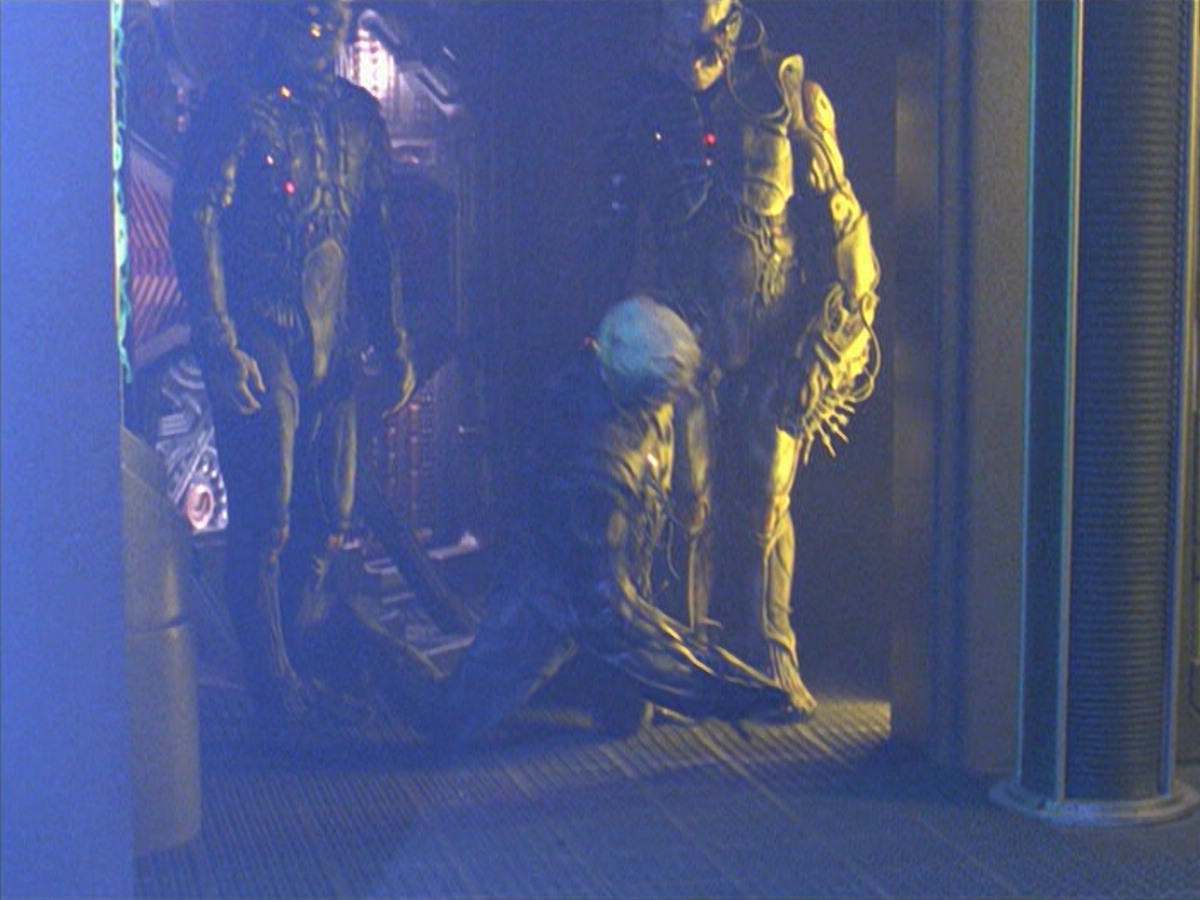 ariane179254_StarTrekVoyager_5x15_5x16_DarkFrontier_2527.jpg