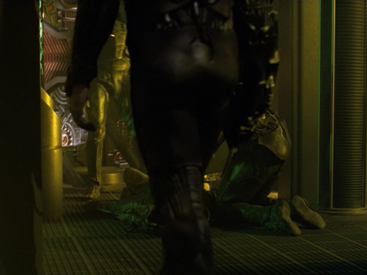 ariane179254_StarTrekVoyager_5x15_5x16_DarkFrontier_2550.jpg