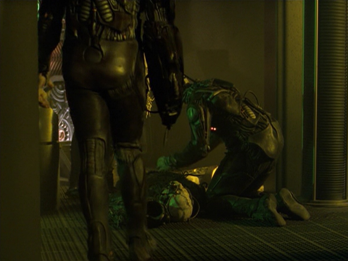 ariane179254_StarTrekVoyager_5x15_5x16_DarkFrontier_2552.jpg