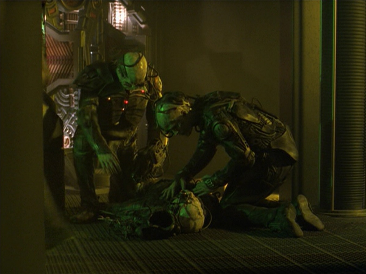 ariane179254_StarTrekVoyager_5x15_5x16_DarkFrontier_2554.jpg