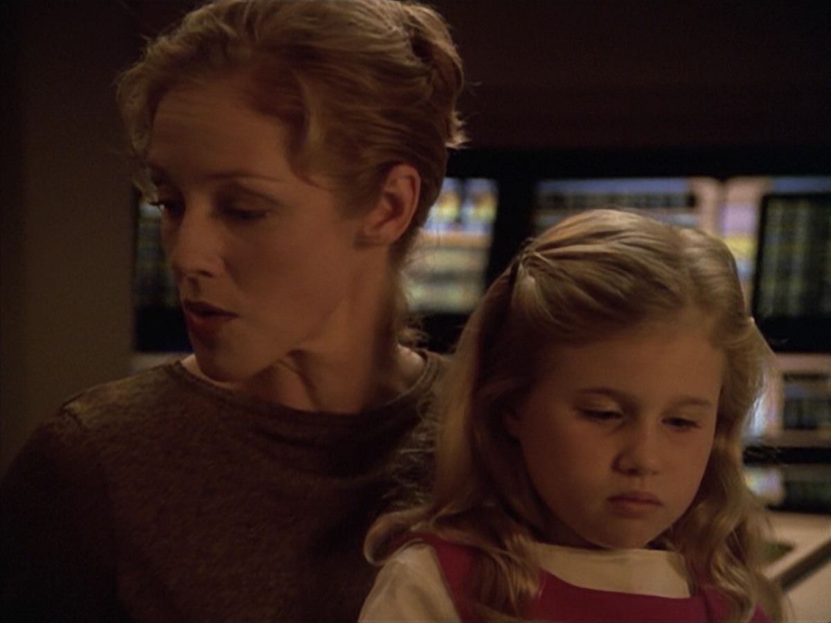 ariane179254_StarTrekVoyager_5x15_5x16_DarkFrontier_2563.jpg