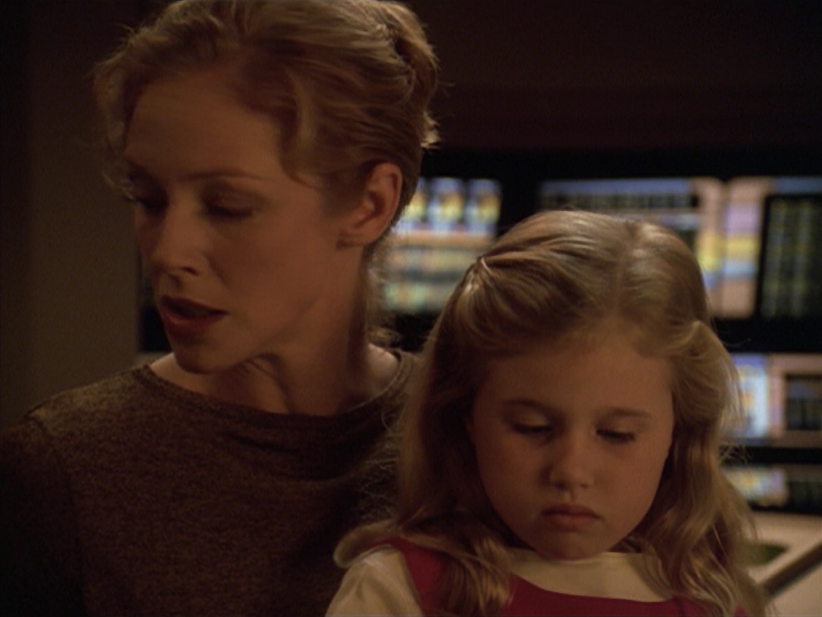 ariane179254_StarTrekVoyager_5x15_5x16_DarkFrontier_2565.jpg