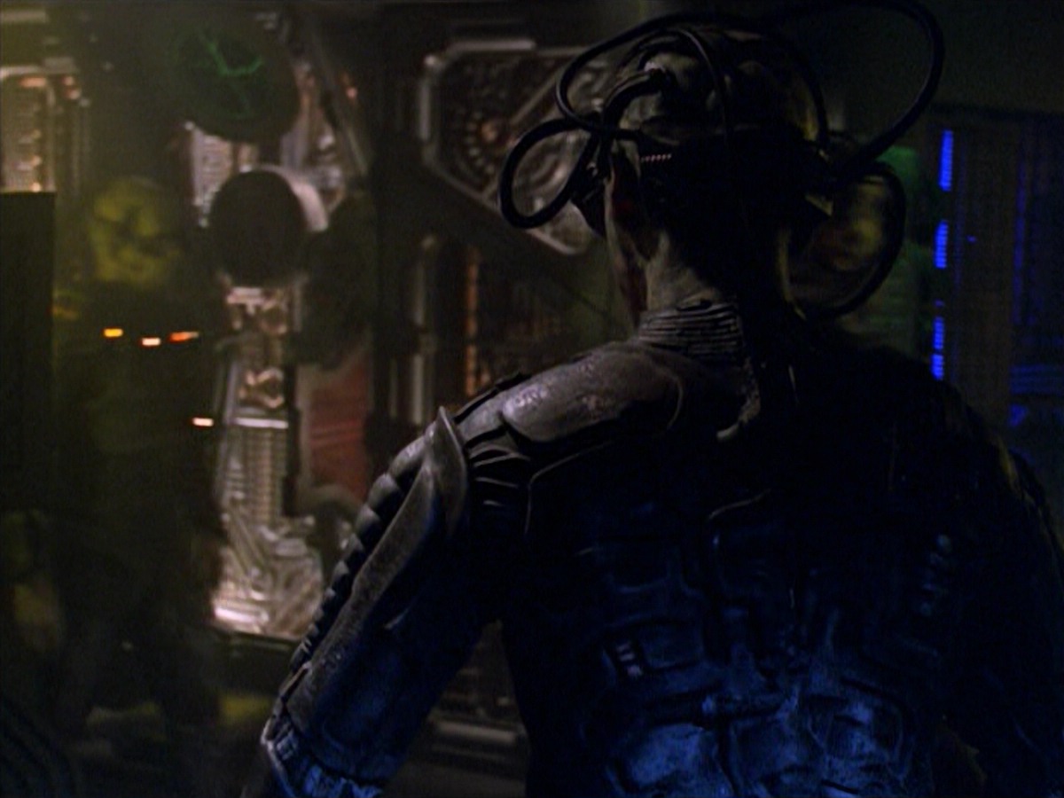 ariane179254_StarTrekVoyager_5x15_5x16_DarkFrontier_3018.jpg