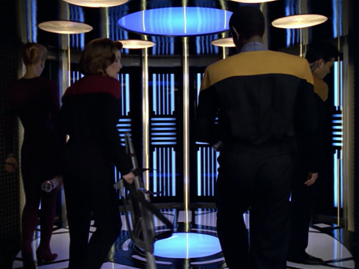 ariane179254_StarTrekVoyager_5x15_5x16_DarkFrontier_3057.jpg