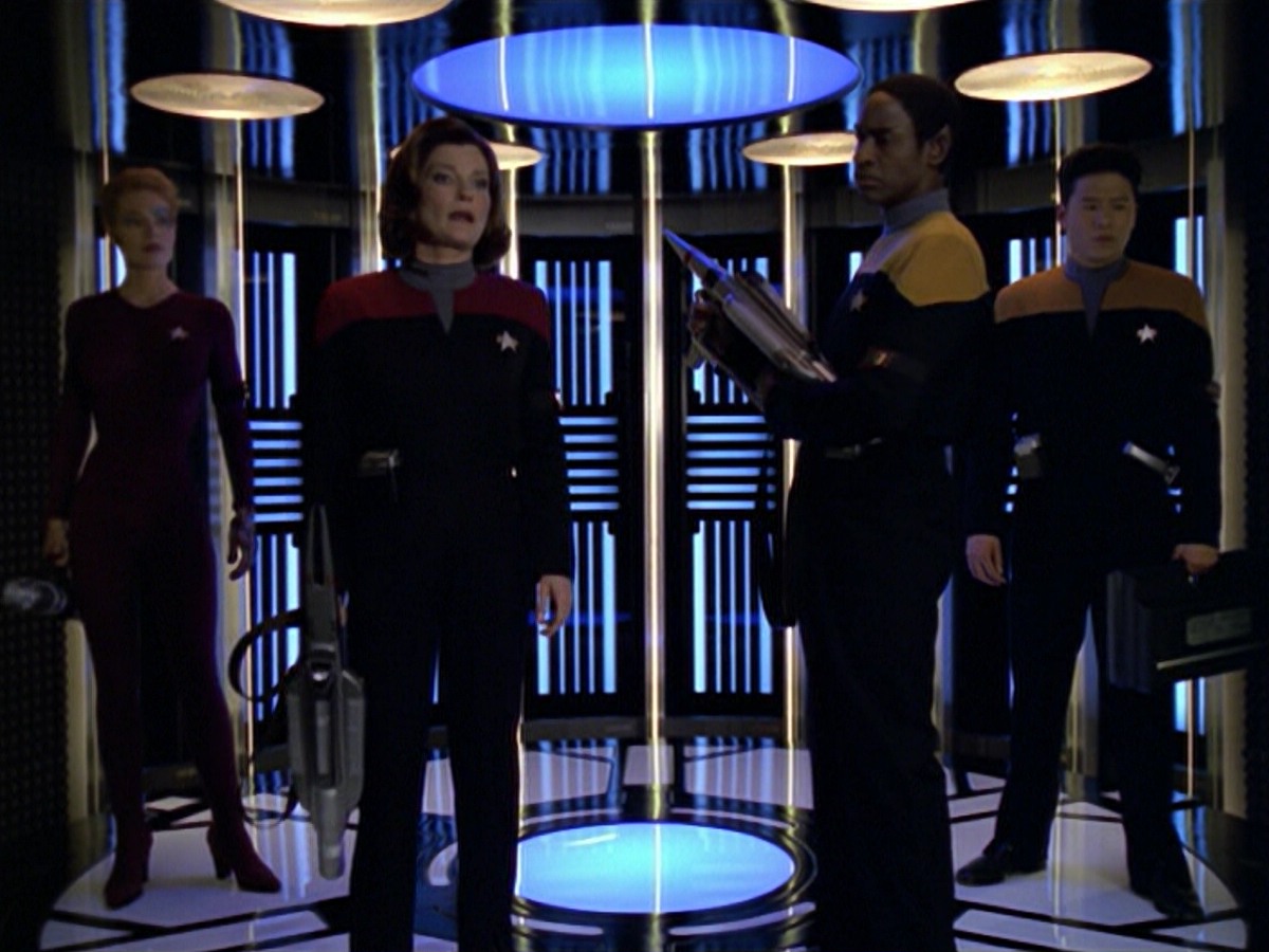 ariane179254_StarTrekVoyager_5x15_5x16_DarkFrontier_3061.jpg