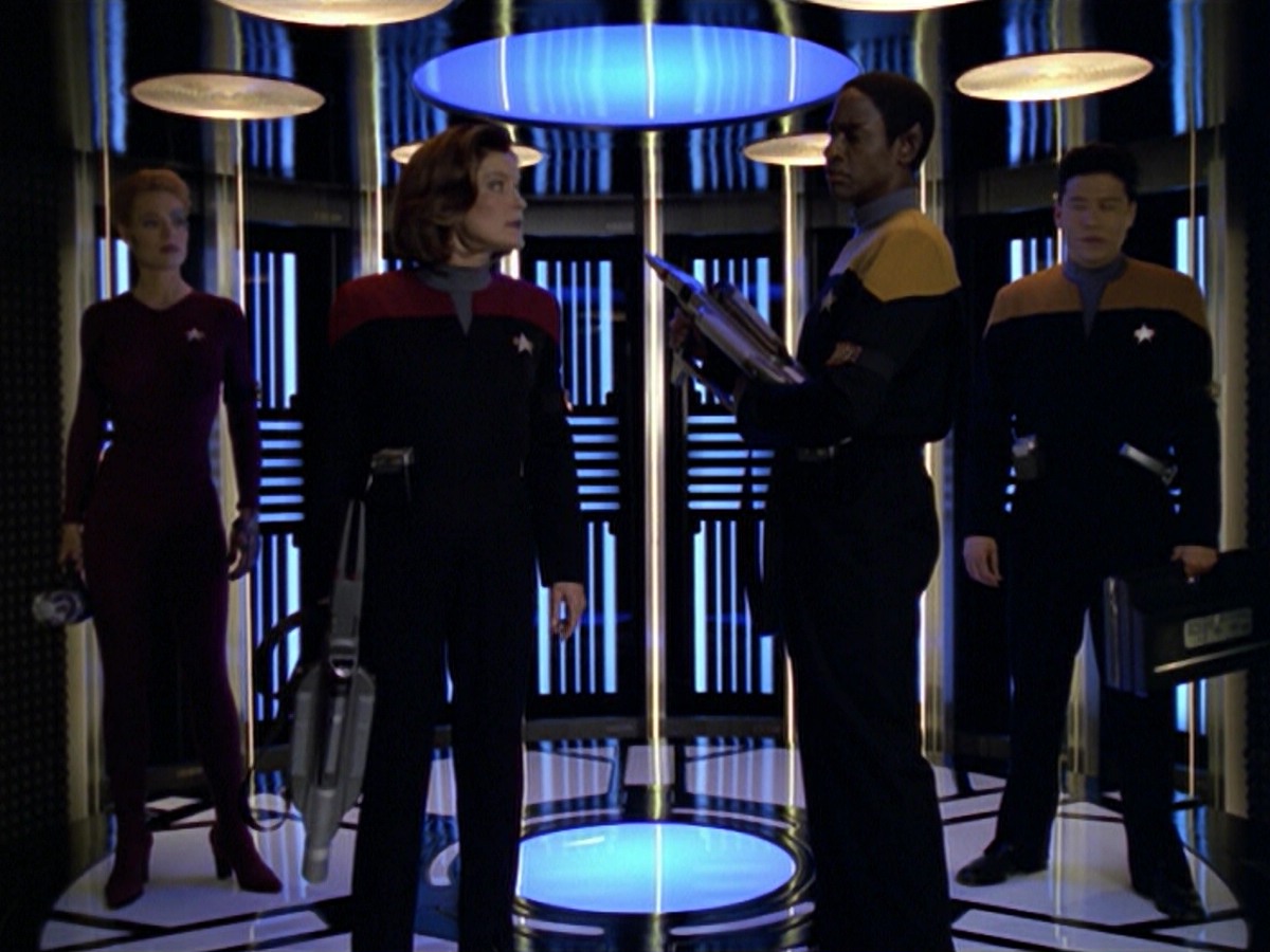 ariane179254_StarTrekVoyager_5x15_5x16_DarkFrontier_3063.jpg