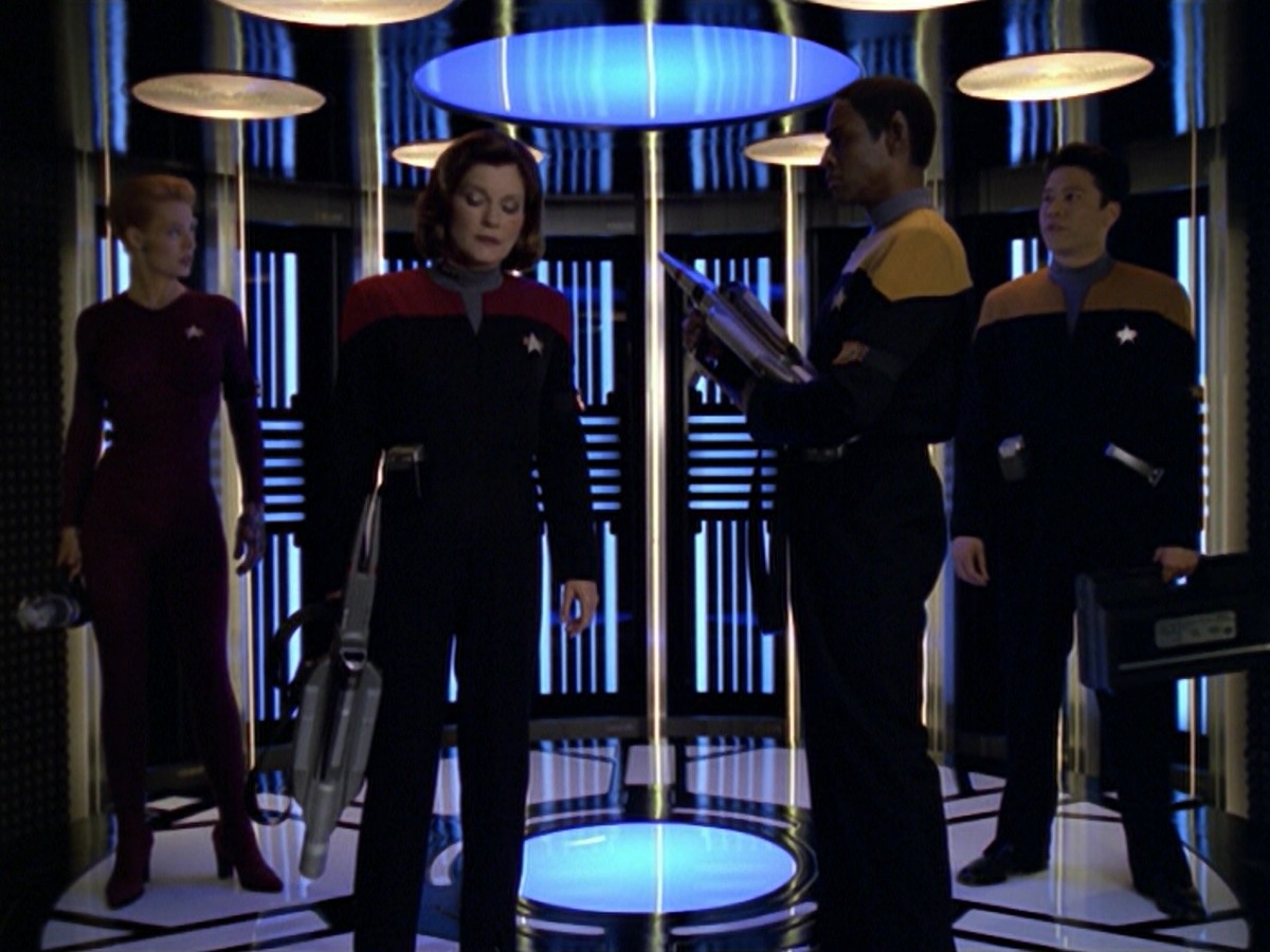 ariane179254_StarTrekVoyager_5x15_5x16_DarkFrontier_3067.jpg