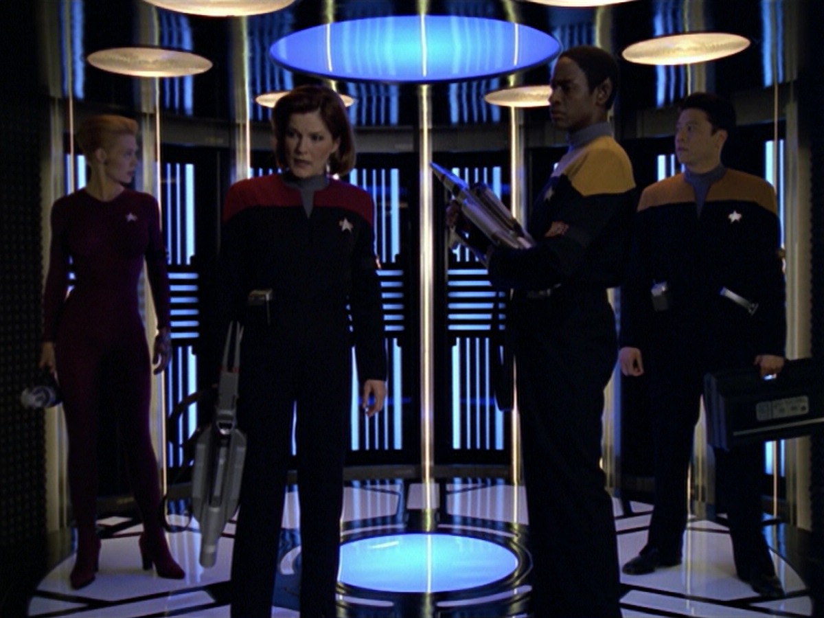 ariane179254_StarTrekVoyager_5x15_5x16_DarkFrontier_3071.jpg