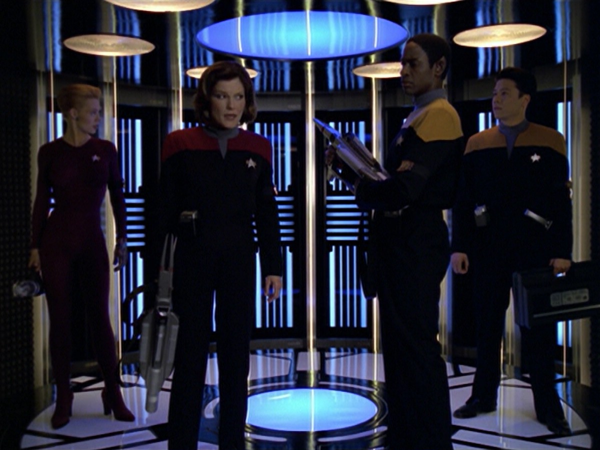 ariane179254_StarTrekVoyager_5x15_5x16_DarkFrontier_3072.jpg