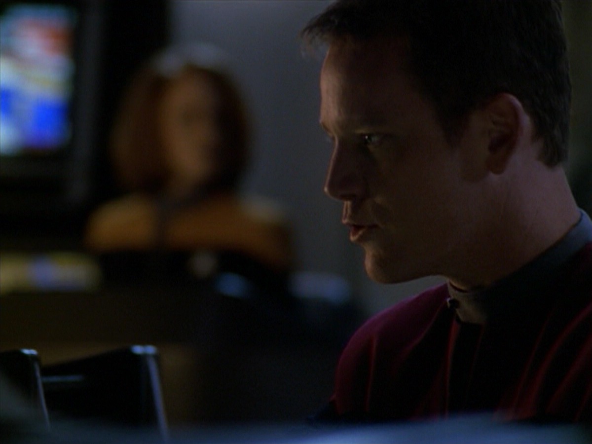 ariane179254_StarTrekVoyager_5x15_5x16_DarkFrontier_3114.jpg