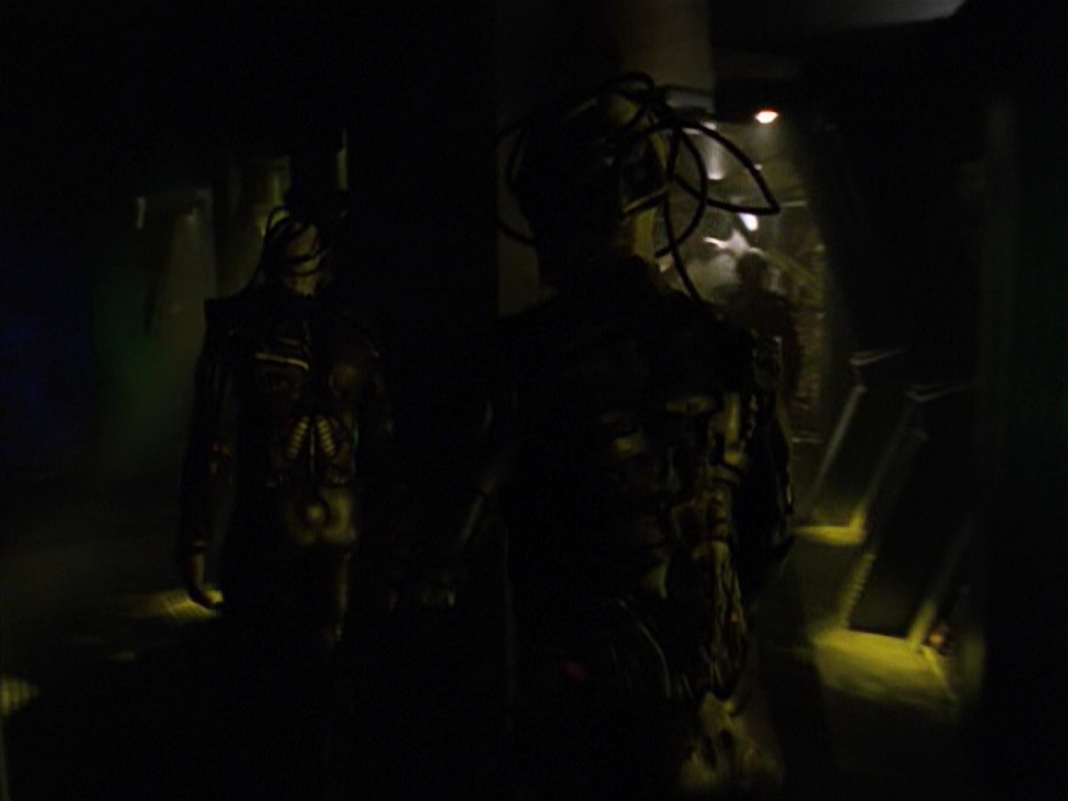 ariane179254_StarTrekVoyager_5x15_5x16_DarkFrontier_3168.jpg