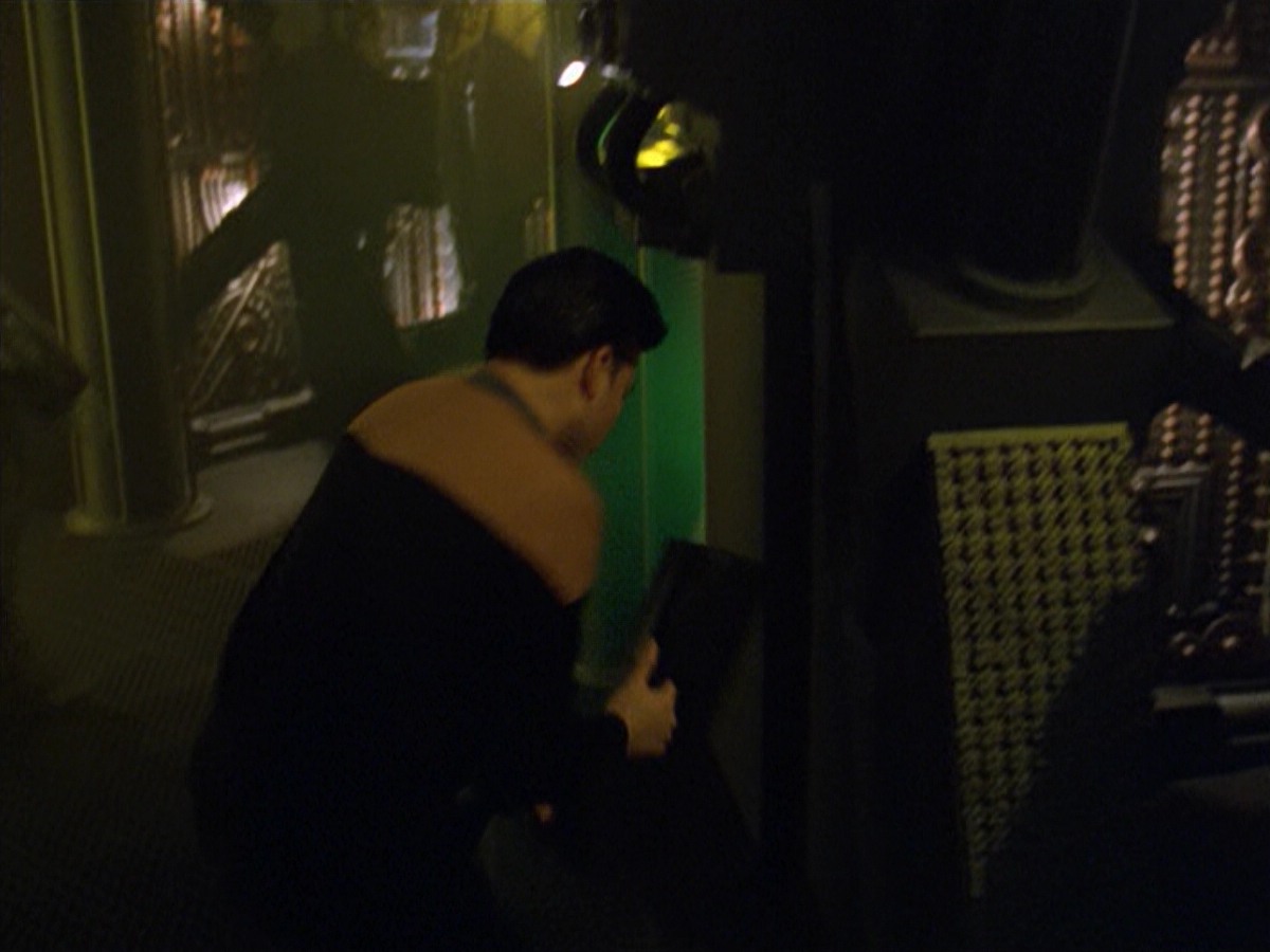 ariane179254_StarTrekVoyager_5x15_5x16_DarkFrontier_3222.jpg