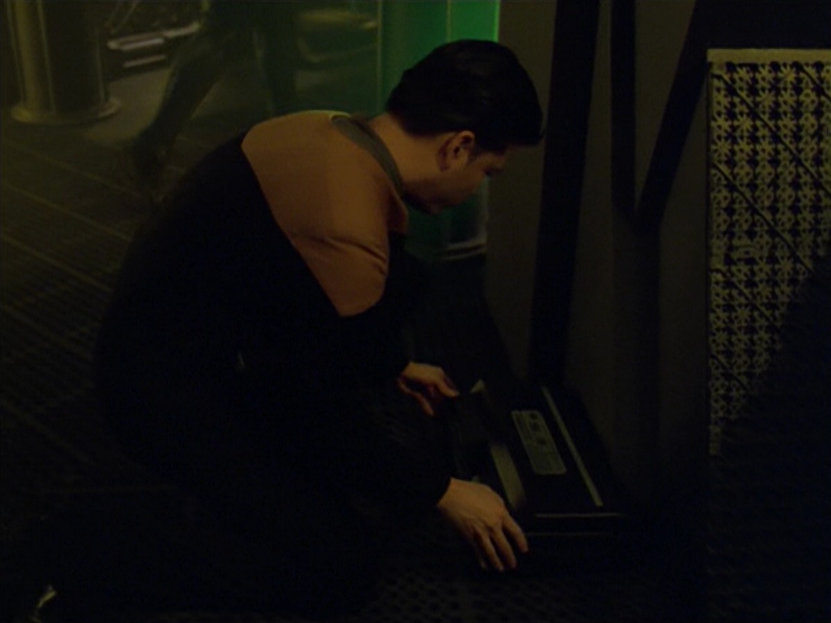 ariane179254_StarTrekVoyager_5x15_5x16_DarkFrontier_3224.jpg