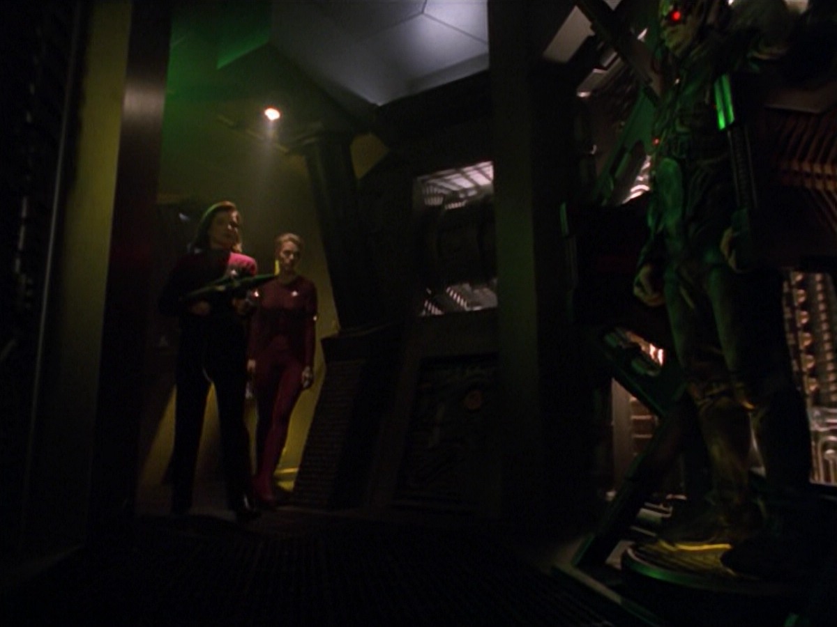 ariane179254_StarTrekVoyager_5x15_5x16_DarkFrontier_3231.jpg