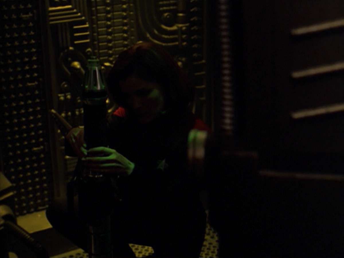 ariane179254_StarTrekVoyager_5x15_5x16_DarkFrontier_3251.jpg