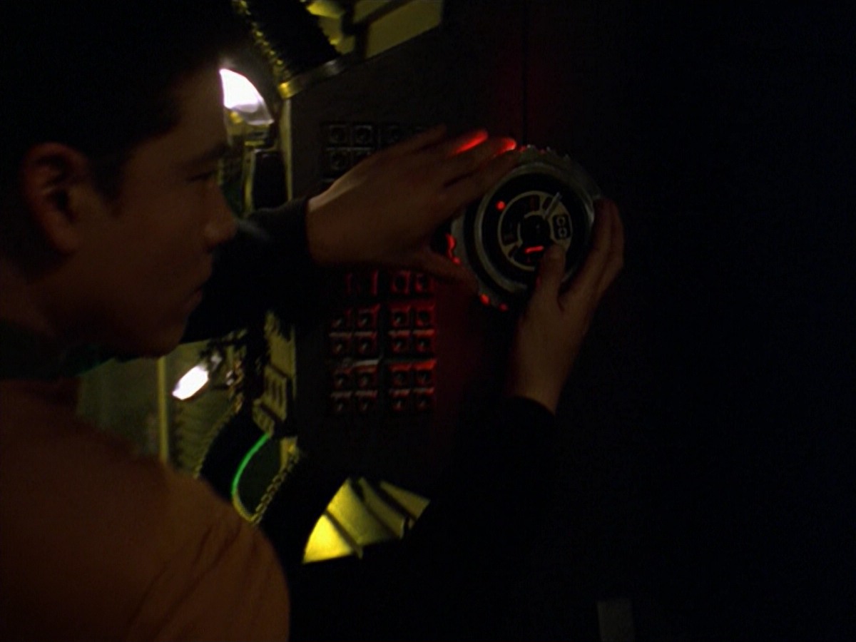 ariane179254_StarTrekVoyager_5x15_5x16_DarkFrontier_3262.jpg