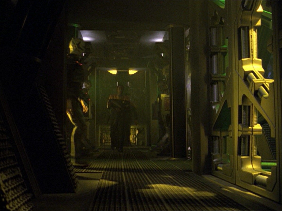 ariane179254_StarTrekVoyager_5x15_5x16_DarkFrontier_3311.jpg