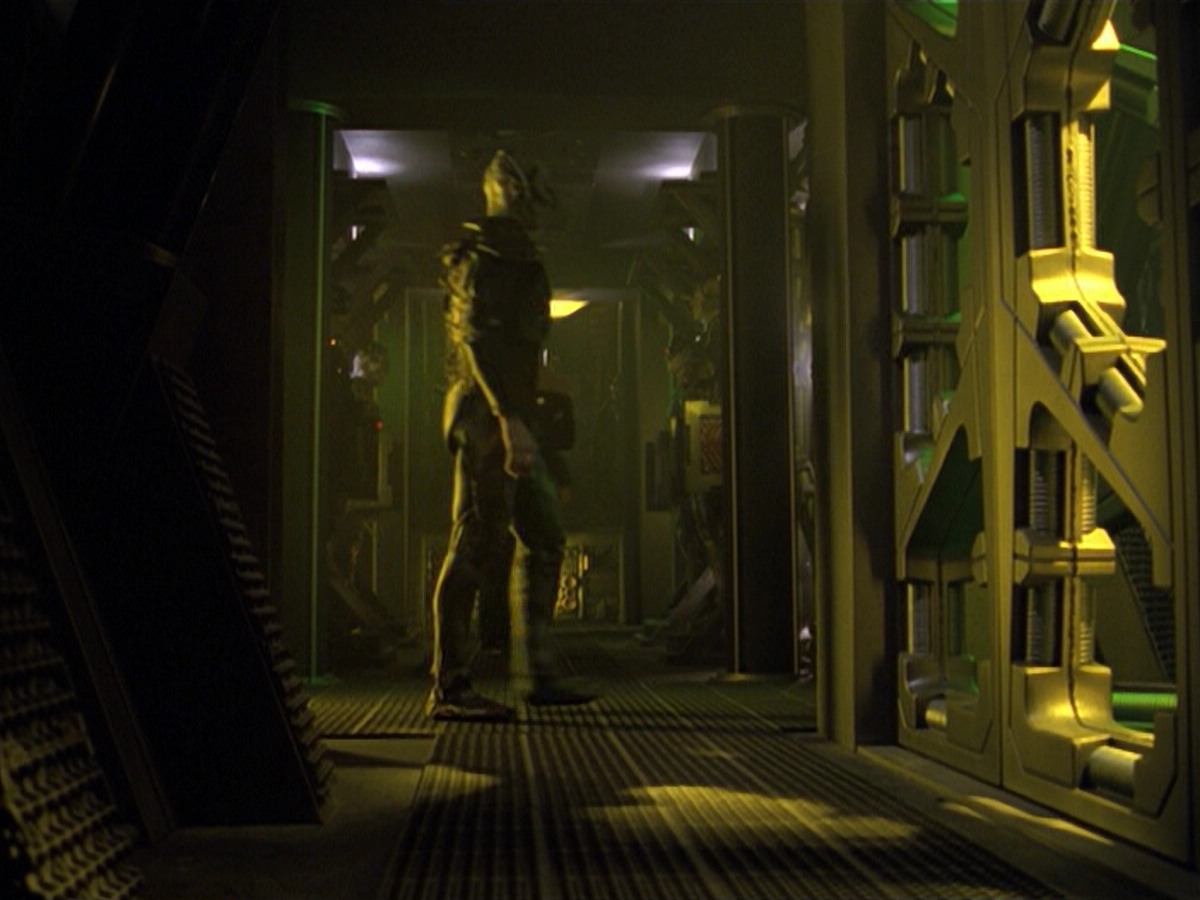ariane179254_StarTrekVoyager_5x15_5x16_DarkFrontier_3312.jpg