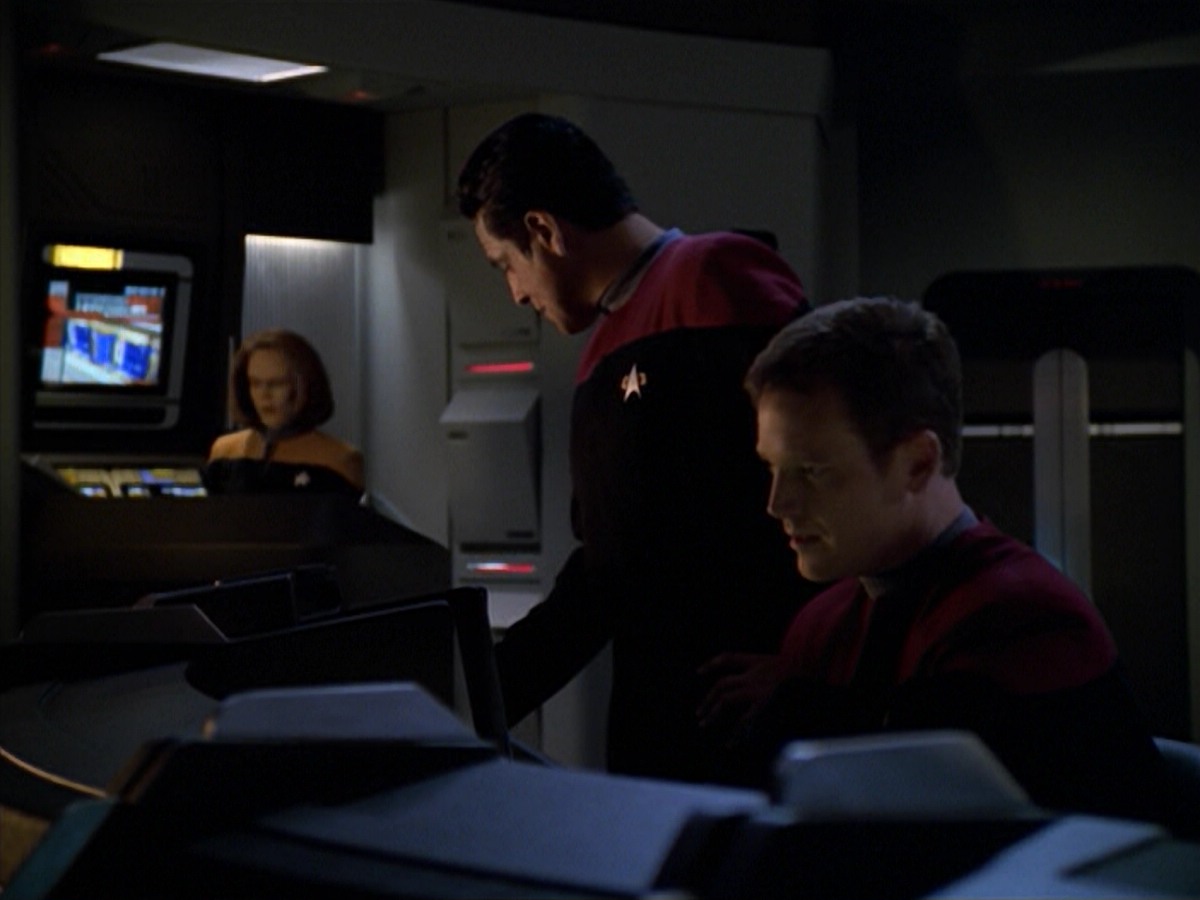 ariane179254_StarTrekVoyager_5x15_5x16_DarkFrontier_3375.jpg