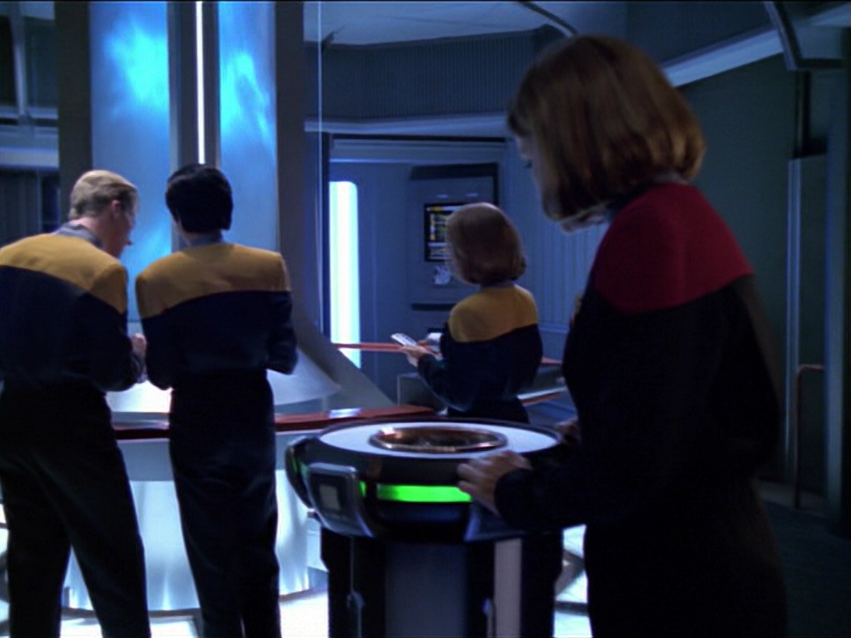 ariane179254_StarTrekVoyager_5x15_5x16_DarkFrontier_3873.jpg