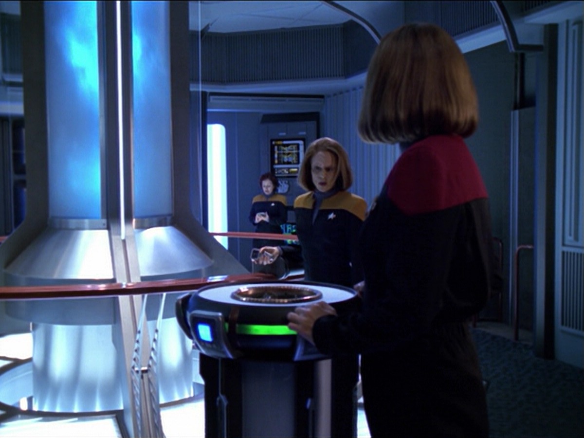 ariane179254_StarTrekVoyager_5x15_5x16_DarkFrontier_3879.jpg