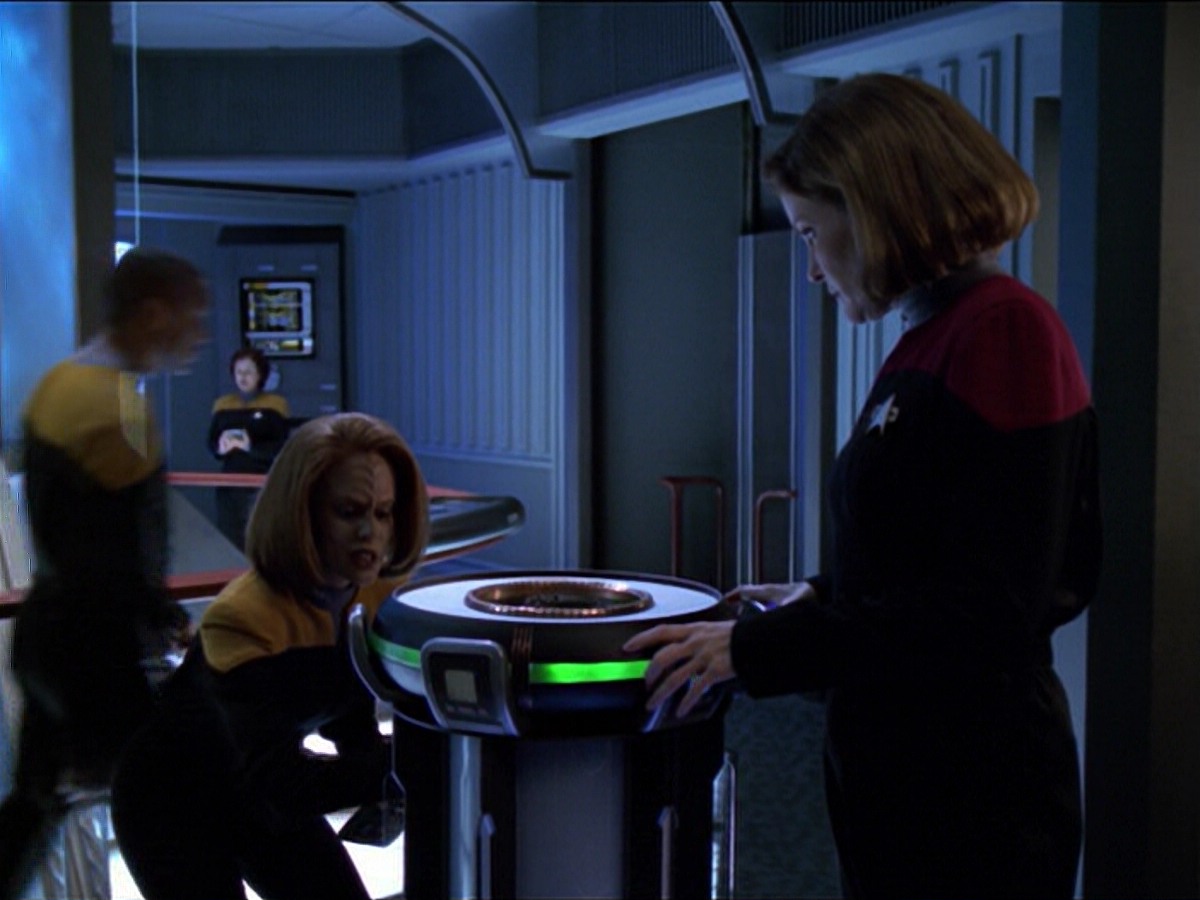 ariane179254_StarTrekVoyager_5x15_5x16_DarkFrontier_3884.jpg