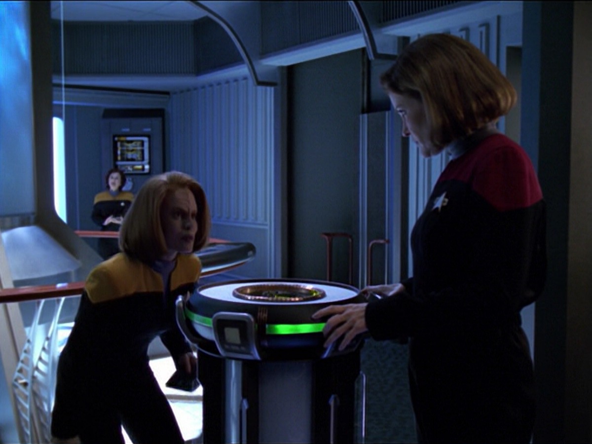 ariane179254_StarTrekVoyager_5x15_5x16_DarkFrontier_3888.jpg