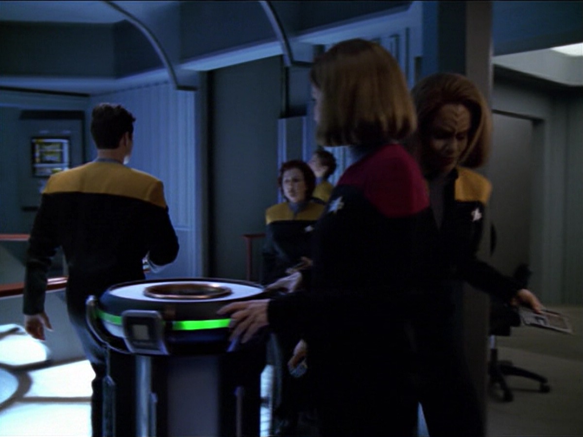 ariane179254_StarTrekVoyager_5x15_5x16_DarkFrontier_3895.jpg