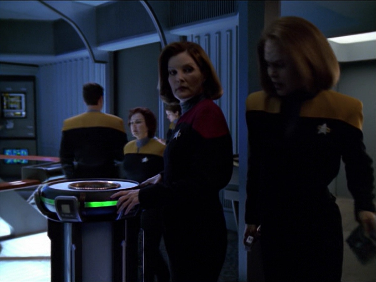 ariane179254_StarTrekVoyager_5x15_5x16_DarkFrontier_3896.jpg