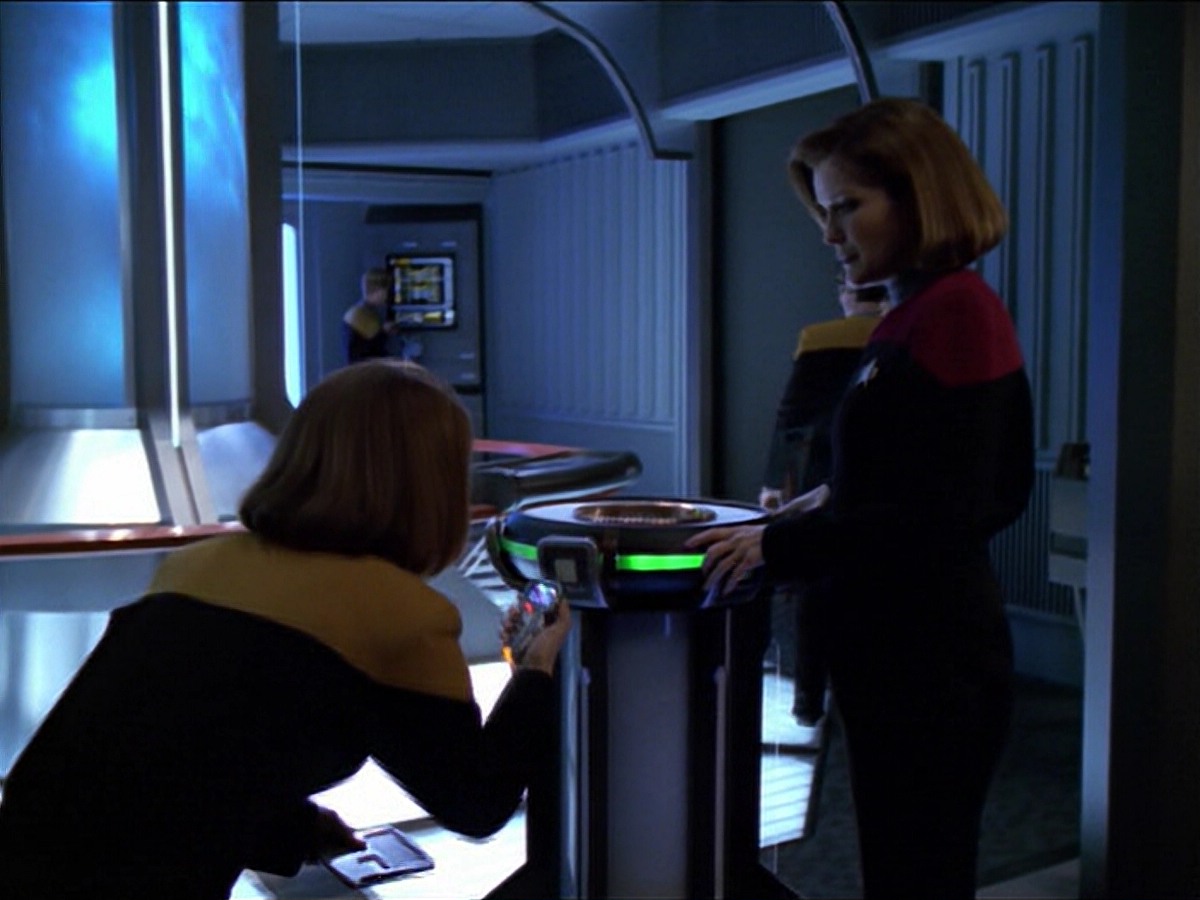 ariane179254_StarTrekVoyager_5x15_5x16_DarkFrontier_3899.jpg