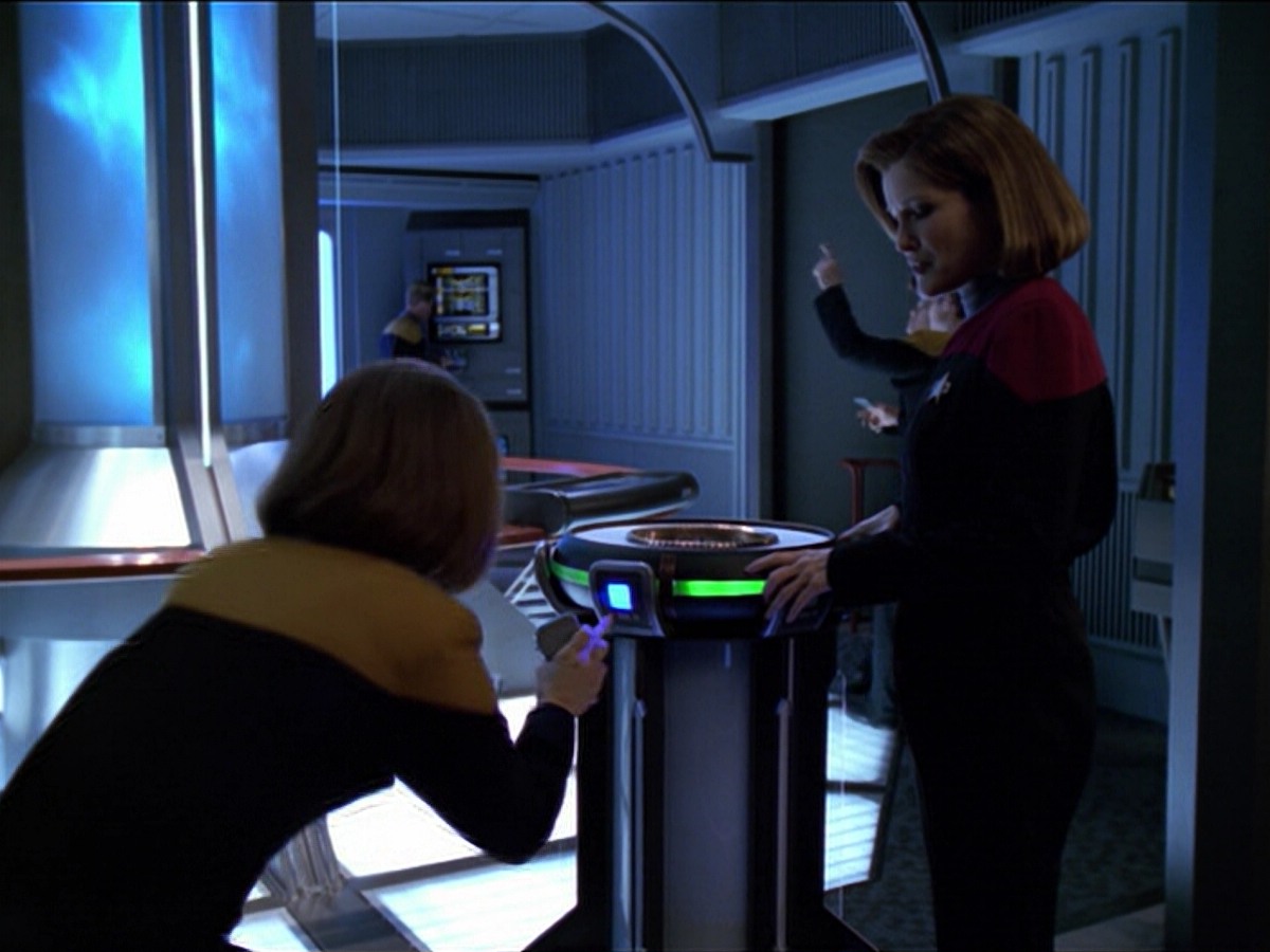 ariane179254_StarTrekVoyager_5x15_5x16_DarkFrontier_3902.jpg