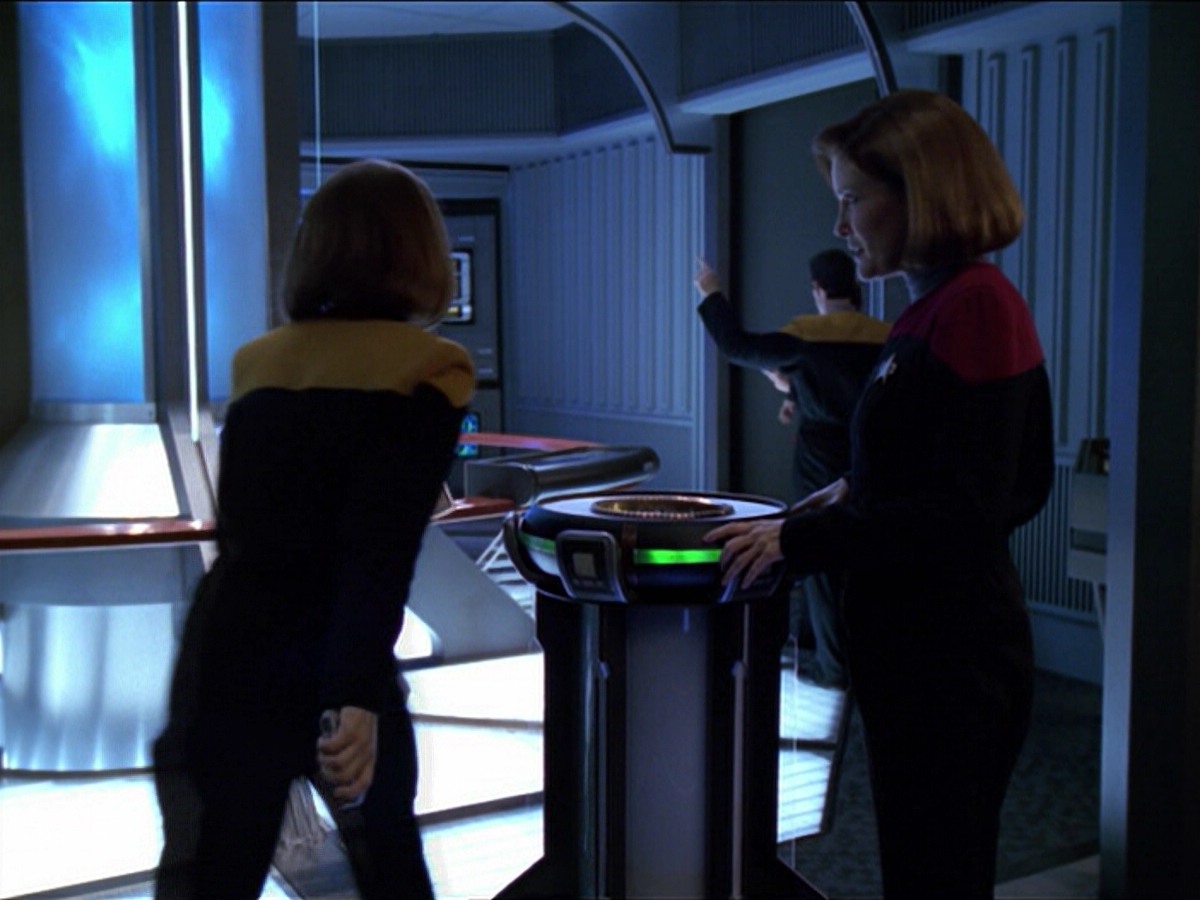 ariane179254_StarTrekVoyager_5x15_5x16_DarkFrontier_3903.jpg