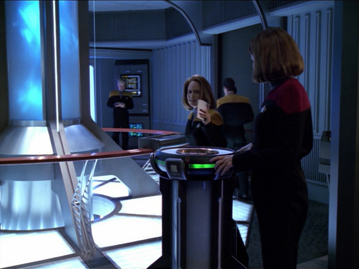 ariane179254_StarTrekVoyager_5x15_5x16_DarkFrontier_3905.jpg