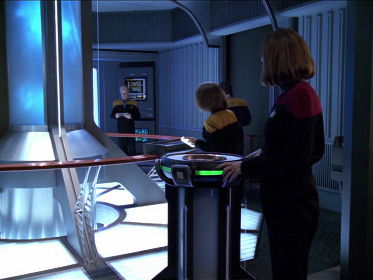 ariane179254_StarTrekVoyager_5x15_5x16_DarkFrontier_3906.jpg