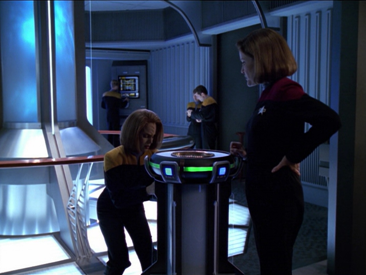 ariane179254_StarTrekVoyager_5x15_5x16_DarkFrontier_3922.jpg