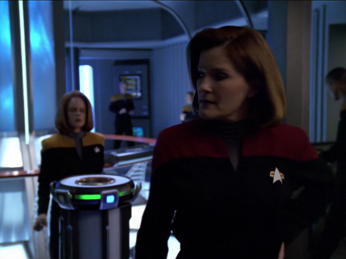 ariane179254_StarTrekVoyager_5x15_5x16_DarkFrontier_3929.jpg