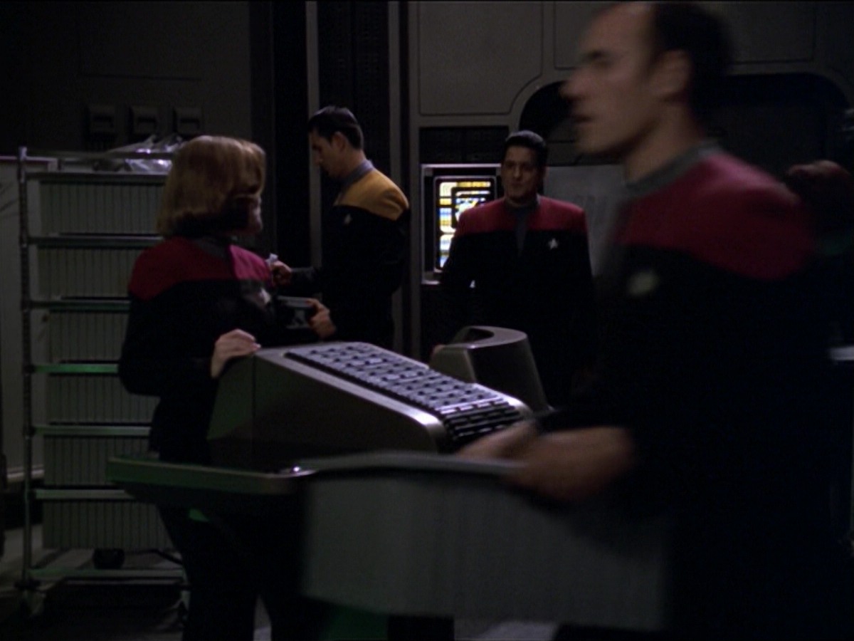 ariane179254_StarTrekVoyager_5x15_5x16_DarkFrontier_4000.jpg