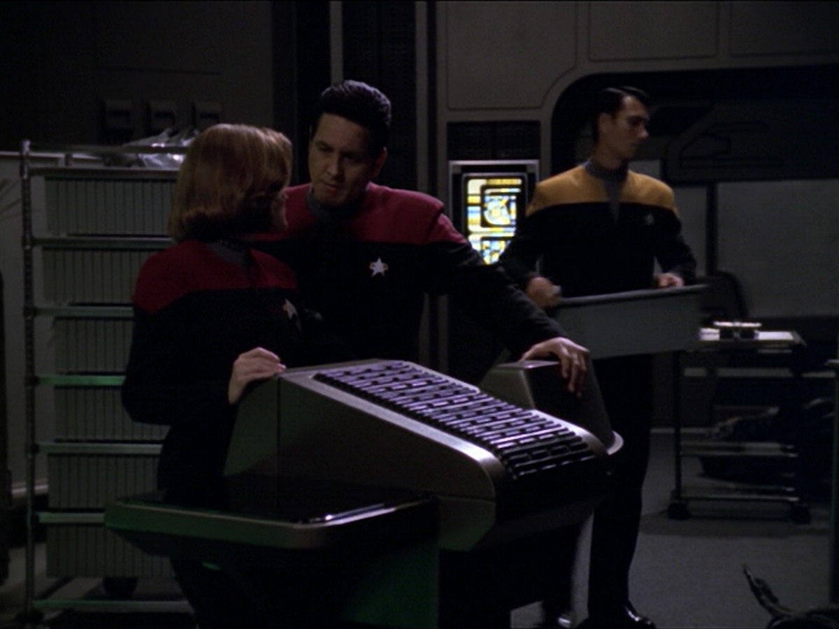 ariane179254_StarTrekVoyager_5x15_5x16_DarkFrontier_4005.jpg