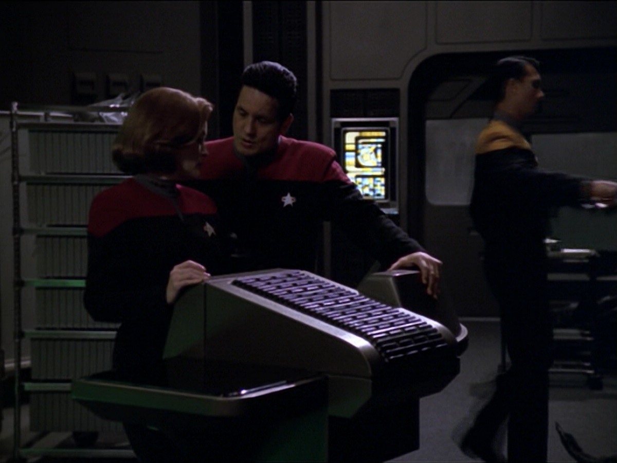 ariane179254_StarTrekVoyager_5x15_5x16_DarkFrontier_4006.jpg