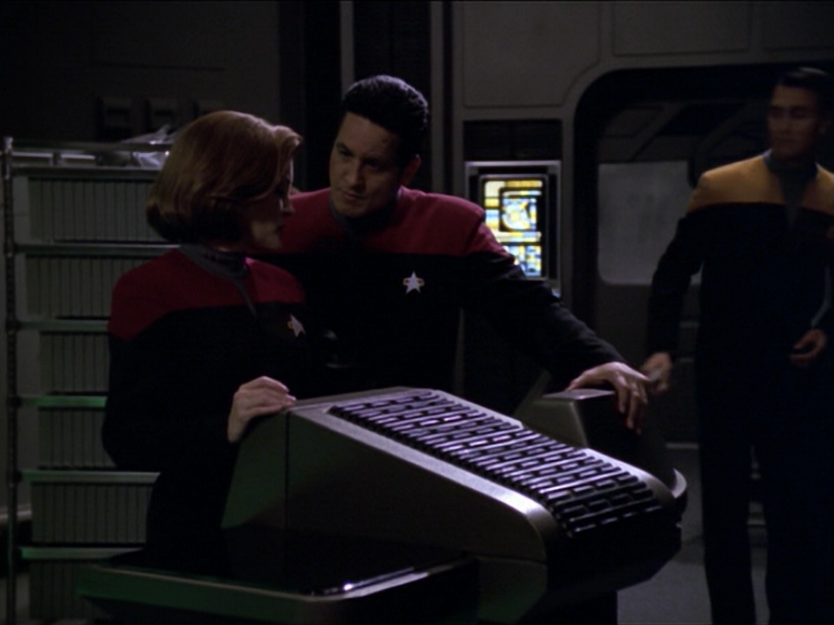ariane179254_StarTrekVoyager_5x15_5x16_DarkFrontier_4009.jpg