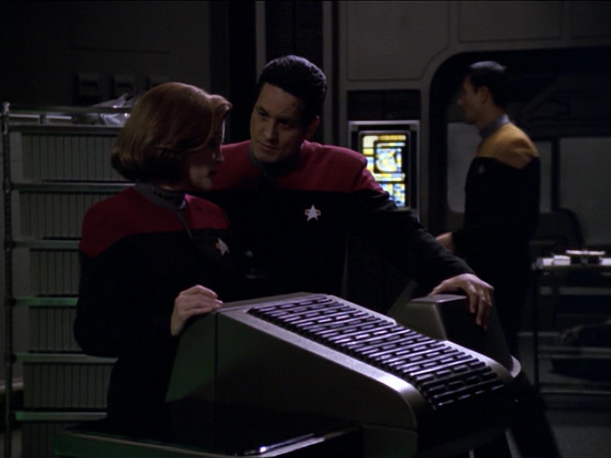 ariane179254_StarTrekVoyager_5x15_5x16_DarkFrontier_4010.jpg